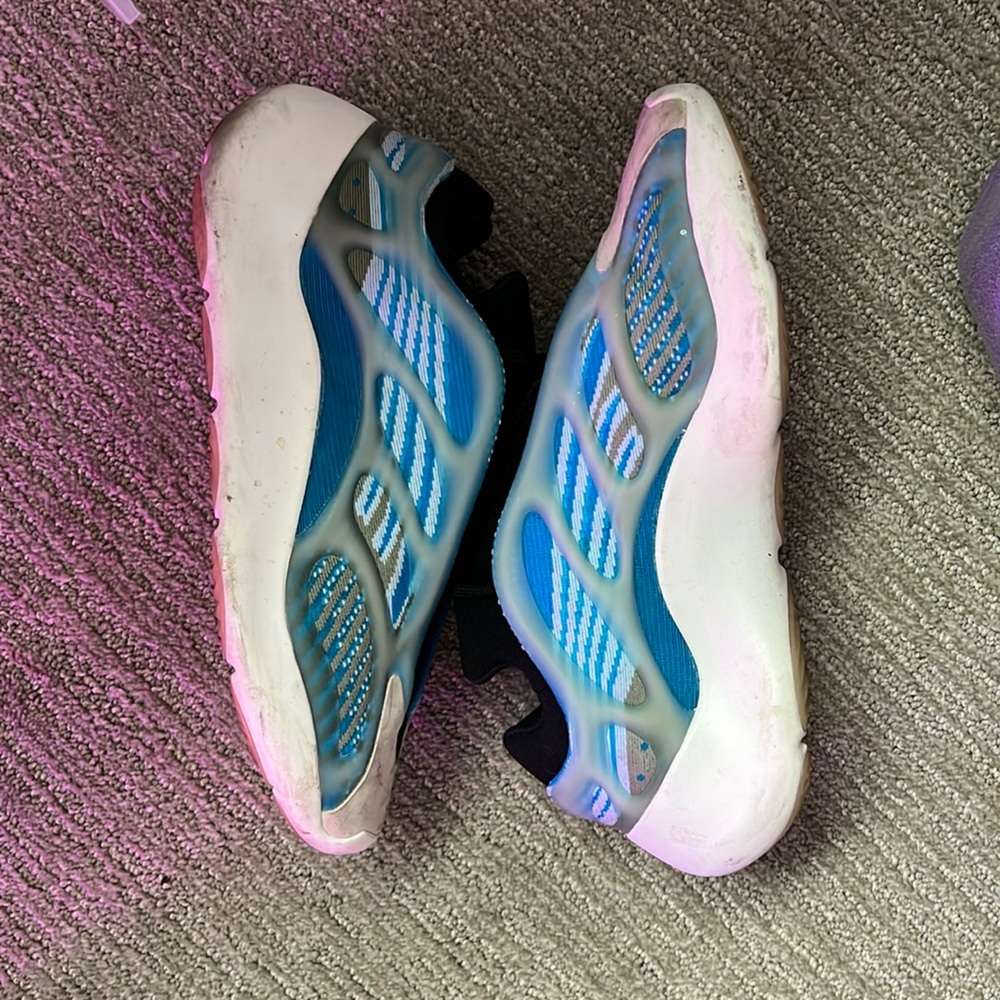 Yeezy 700 V3 - Kyanite Size 10